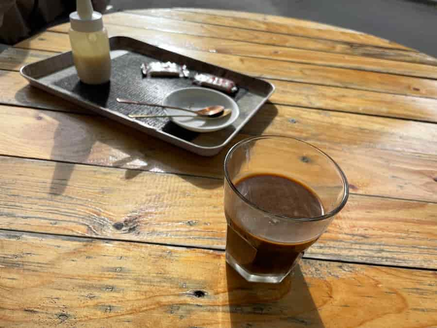 来運の水カフェでコーヒーを飲む