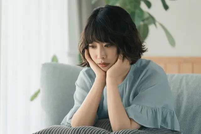 過去の辛い恋愛に執着する女性